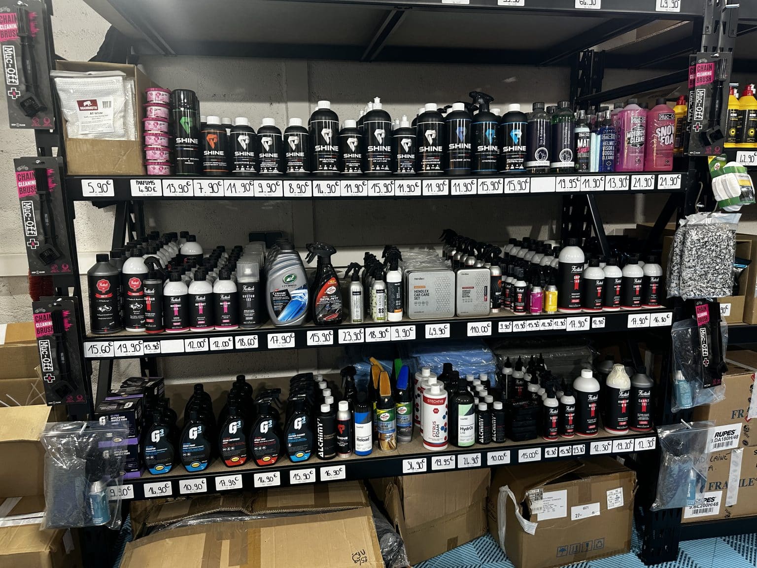 Rayonnages de produits et accessoires de detailing dans la boutique AKRRO à Trappes