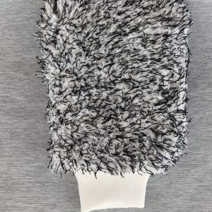 Akrro-Gant-de-lavage-de-voiture-en-microfibre-pour-technique-des-deux-seaux-car-wash-mitt-akrro-detailing-3-scaled-e1650567403778.jpg Gant de lavage microfibre haute densité pour voiture – Je Suis Detailer