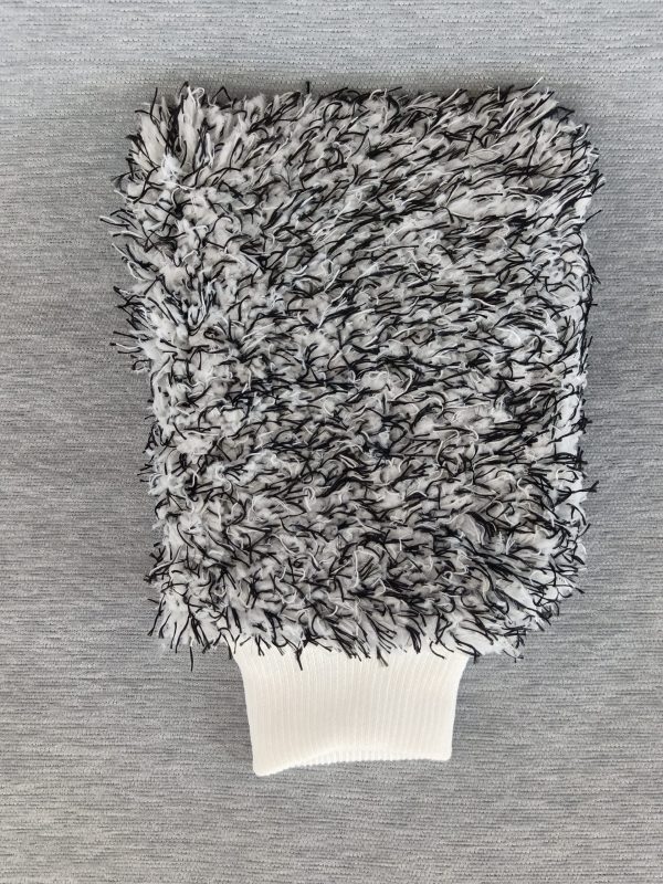 Akrro-Gant-de-lavage-de-voiture-en-microfibre-pour-technique-des-deux-seaux-car-wash-mitt-akrro-detailing-3-scaled-e1650567403778.jpg Gant de lavage microfibre haute densité pour voiture – Je Suis Detailer