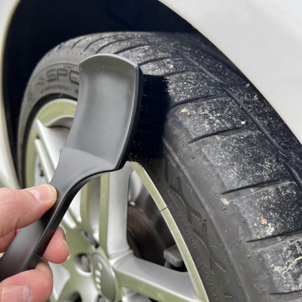 Akrro-brosse-a-poils-rigides-pour-nettoyage-des-pneus-de-voitures-akrro-detailing-shop-1-scaled-1.jpg Brosse pneus à poils rigides - Akrro