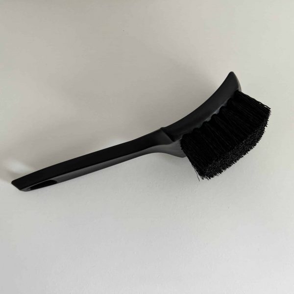 Akrro-brosse-a-poils-rigides-pour-nettoyage-des-pneus-de-voitures-akrro-detailing-shop-3-scaled-1.jpg Brosse pneus à poils rigides - Akrro