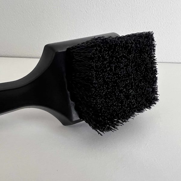 Akrro-brosse-a-poils-rigides-pour-nettoyage-des-pneus-de-voitures-akrro-detailing-shop-4-scaled-1.jpg Brosse pneus à poils rigides - Akrro
