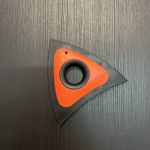 Akrro-brosse-eliminateur-de-poils-animaux-pour-sieges-tissu-voiture-et-canape-chez-akrro-detailing-2-scaled-1.jpg Brosse caoutchouc pour enlever les poils d'animaux - Akrro