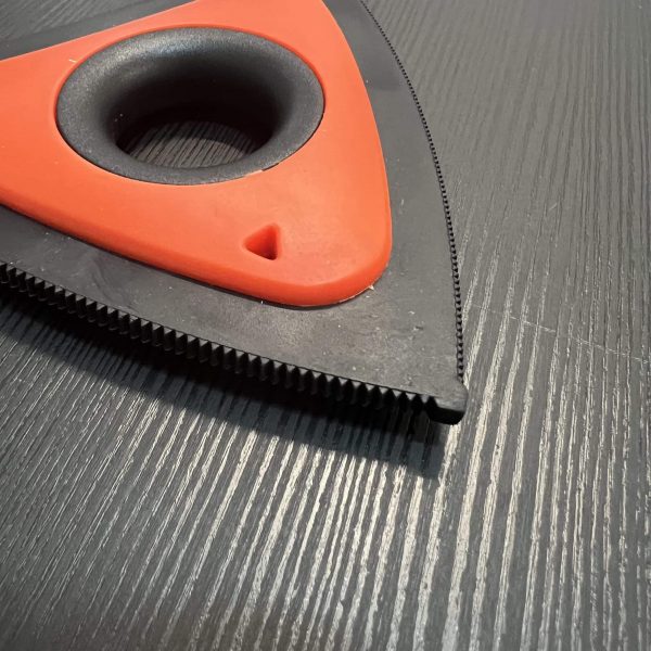 Akrro-brosse-eliminateur-de-poils-animaux-pour-sieges-tissu-voiture-et-canape-chez-akrro-detailing-4-scaled-1.jpg Brosse caoutchouc pour enlever les poils d'animaux - Akrro