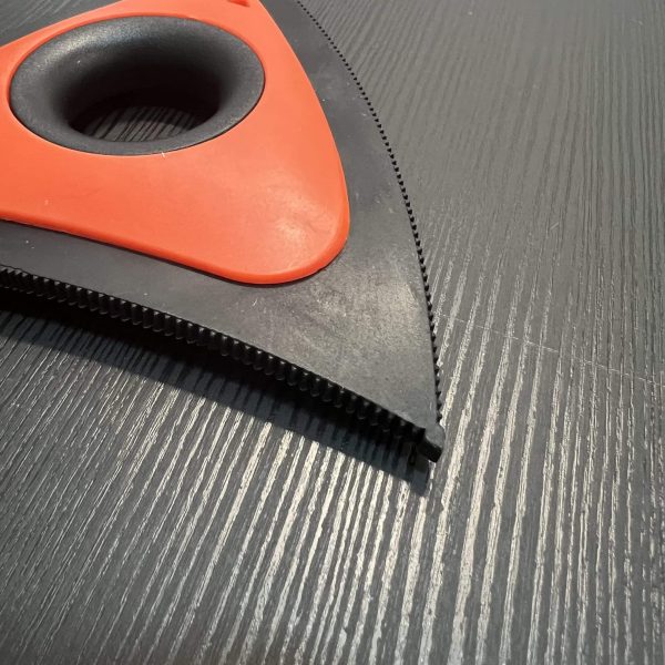 Akrro-brosse-eliminateur-de-poils-animaux-pour-sieges-tissu-voiture-et-canape-chez-akrro-detailing-5-scaled-1.jpg Brosse caoutchouc pour enlever les poils d'animaux - Akrro