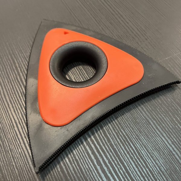 Akrro-brosse-eliminateur-de-poils-animaux-pour-sieges-tissu-voiture-et-canape-chez-akrro-detailing-6-scaled-1.jpg Brosse caoutchouc pour enlever les poils d'animaux - Akrro