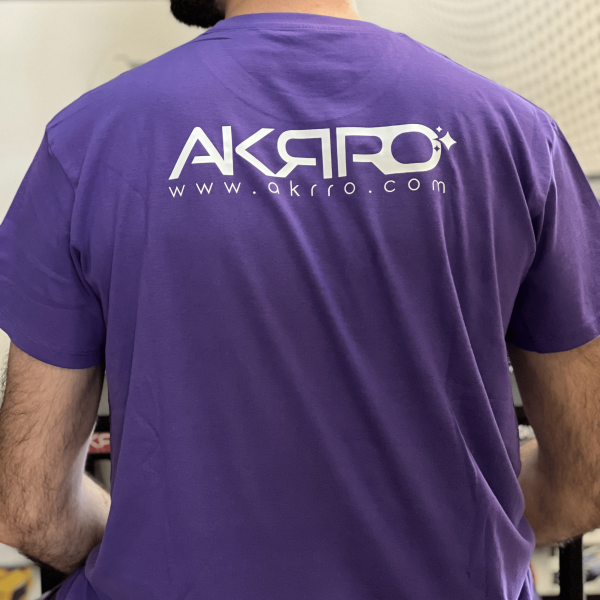 Akrro-detailing-tshirt-detailing-lavage-auto-jesuisdetailer-violet-1.png T-shirt detailing auto (violet) par JSD - Je Suis Detailer