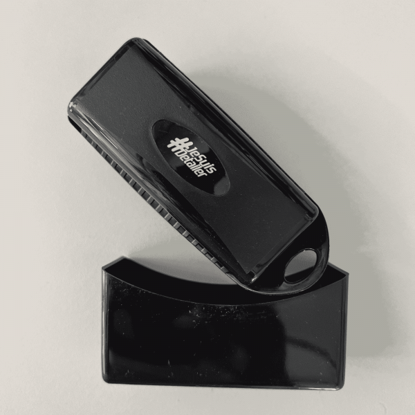 JSD-Je-Suis-Detailer-Tampon-applicateur-pour-dressing-pneu-avec-boite-akrro-detailing.png Tampon applicateur pneus et plastiques extérieurs avec coque – Je Suis Detailer