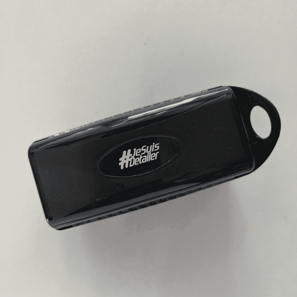 JSD-Je-Suis-Detailer-applicateur-pour-brillant-pneu-akrro-detailing.png Tampon applicateur pneus et plastiques extérieurs avec coque – Je Suis Detailer