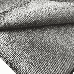 Gros plan sur les fibres courtes d’une microfibre grise polyvalente pour le detailing