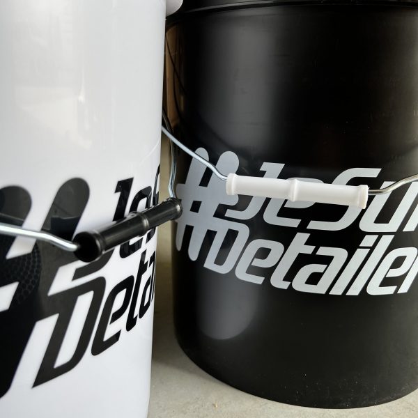 Je-suis-detailer-JSD-Lot-de-deux-seaux-detailing-noir-et-blanc-pour-lavage-de-voiture-avec-grilles-au-fond-akrro-detailing.jpg Seau de lavage auto 20L (x1) avec grille et couvercle - Je Suis Detailer