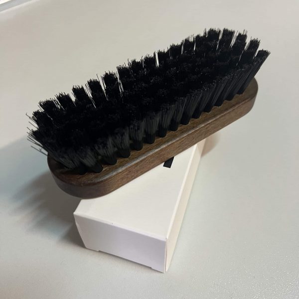 Jsd-Je-Suis-Detailer-Brosse-cuir-tissu-alcantara-a-poils-souples-chez-akrro-detailing-4-scaled-1.jpg Brosse ergonomique pour cuir, alcantara et tissus délicats – Je Suis Detailer