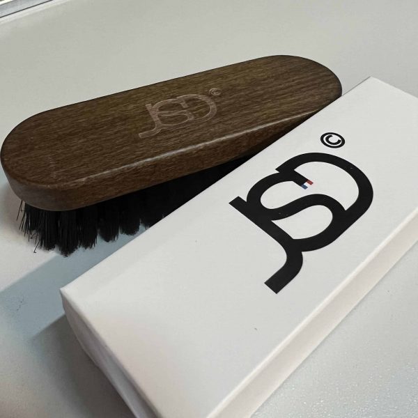 Jsd-Je-Suis-Detailer-Brosse-cuir-velours-tissu-alcantara-a-poils-souples-chez-akrro-detailing-scaled-1.jpg Brosse ergonomique pour cuir, alcantara et tissus délicats – Je Suis Detailer