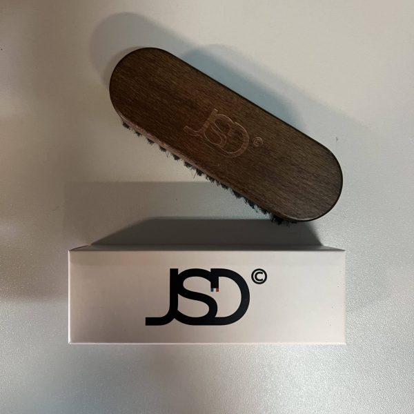 Jsd-Je-Suis-Detailer-Brosse-de-nettoyage-cuir-tissu-alcantara-a-poils-souples-chez-akrro-detailing-scaled-1.jpg Brosse ergonomique pour cuir, alcantara et tissus délicats – Je Suis Detailer