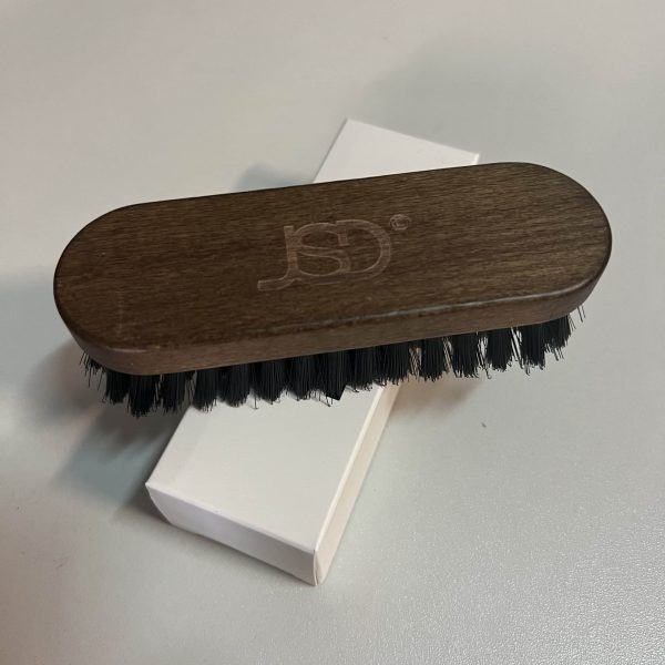 Jsd-Je-Suis-Detailer-Brosse-pour-nettoyer-cuir-tissu-alcantara-a-poils-souples-chez-akrro-detailing-scaled-1.jpg Brosse ergonomique pour cuir, alcantara et tissus délicats – Je Suis Detailer