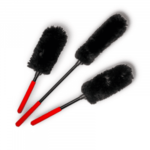 Trois brosses à jantes Shine en microfibre noire avec manches rouges