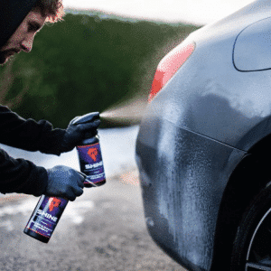 Application d’un décontaminant ferreux Shine sur la carrosserie d’une voiture