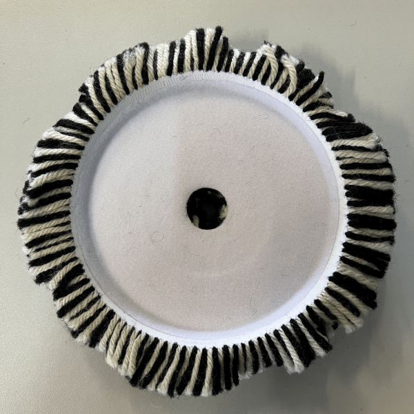 Wox-pad-en-laine-naturelle-pour-rotative-marque-polonaise-akrro-detailing-2.png Tampon pad de polissage en laine pour rotative 130mm (whool pad) - Wox