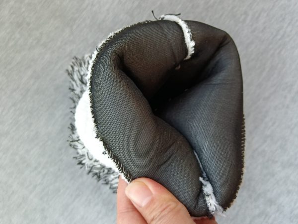 akrro-gant-pour-laver-les-voitures-en-microfibre-haute-densite-akrro-detailing-3-scaled-1.jpg Gant de lavage microfibre haute densité pour voiture – Je Suis Detailer