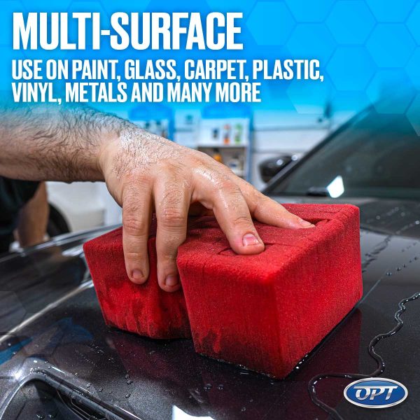 Lavage d’un capot automobile avec une éponge rouge, visuel officiel Optimum No Rinse Wash & Wax