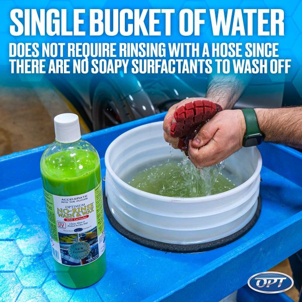 Préparation d’une éponge de lavage dans un seau avec Optimum No Rinse Wash & Wax