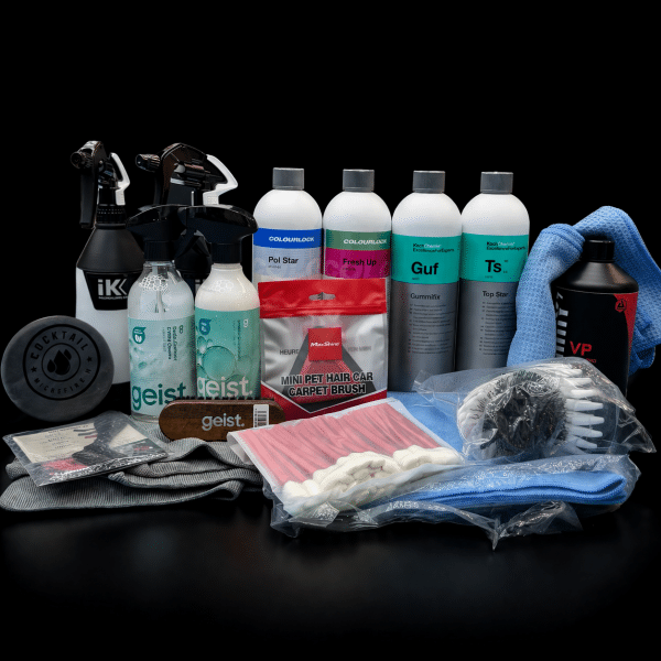 kit nettoyage intérieur voiture avec produits, brosses et microfibres