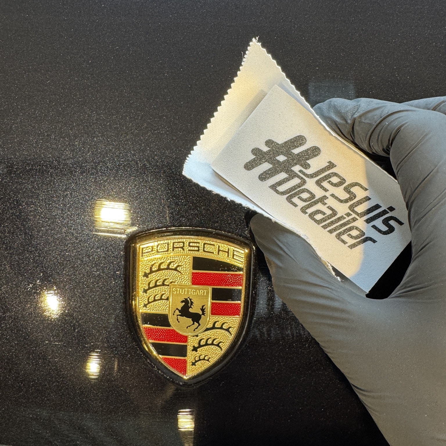 Pose de la céramique Gtechniq GT1 sur le capot d’un Porsche Cayenne noir chez Formation Detailing
